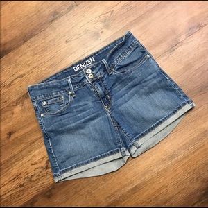 Levi’s Double buttons, mid waisted and cuffed denim shorts